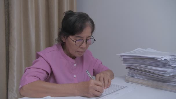 Geschäftskonzept Der Auflösung Asiatische Alte Frauen Sind Damit Beschäftigt Dokumente — Stockvideo