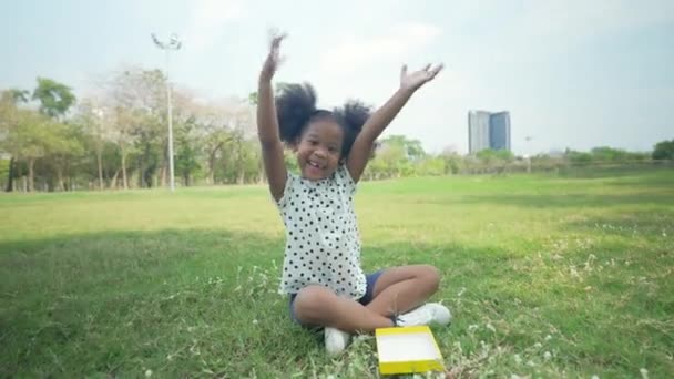 Διακοπές Έννοια Του Ψηφίσματος Κορίτσι Ήταν Χαρούμενο Στον Κήπο — Αρχείο Βίντεο