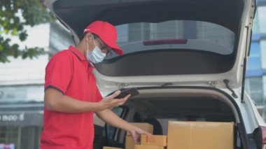 Araştırma konsepti 4K çözünürlüğü. Bir bilim adamı deney tüpüne sıvı damlatıyor..