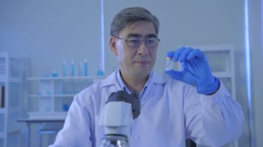 Araştırma konsepti 4K çözünürlüğü. Asyalı doktorlar korona virüsüne karşı bir aşı öneriyorlar..
