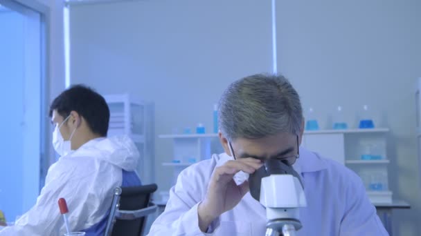 해상도의 아시아 과학자들은 현미경으로 변칙을 조사하고 — 비디오