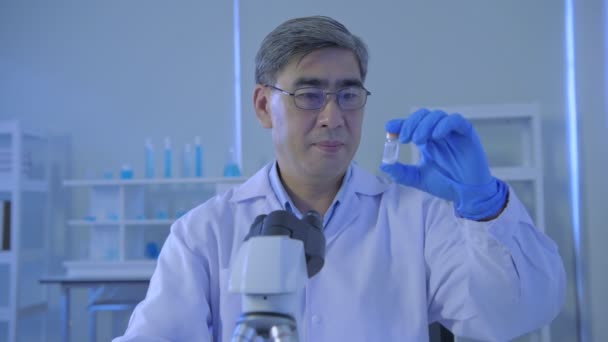 해상도의 아시아 의사들은 코로나 바이러스에 대항하는 백신을 추천하고 — 비디오
