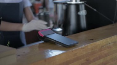 Kafe konsepti 4k Kararlılık. Müşteri, garsondan malları alıyor ve ödüyor..