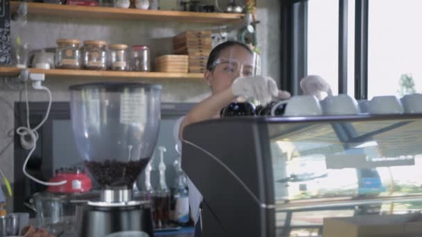 Coffeeshop Konzept Der Auflösung Die Kellnerin Bereitet Die Ausrüstung Vor — Stockvideo