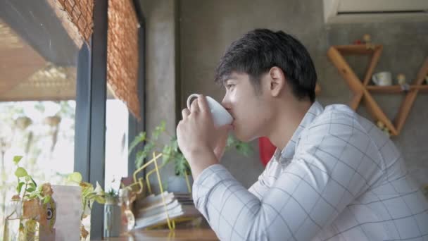 咖啡店4K解像度的概念 亚洲男人在商店里享受着他们的饮料 — 图库视频影像