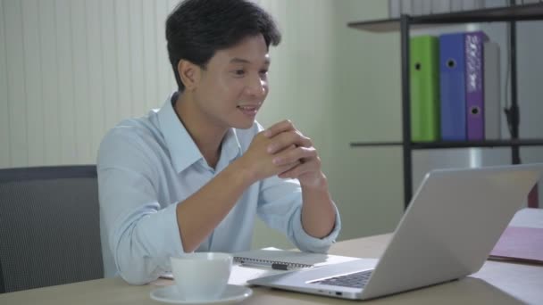Obchodní Koncept Rozlišení Asijští Muži Komunikují Pomocí Počítačů Kanceláři — Stock video