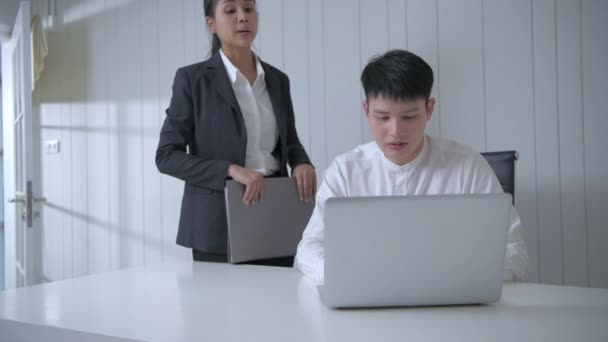 Obchodní Koncept Rozlišení Manažer Shrnuje Práci Zaměstnanci Kanceláři — Stock video