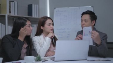 4k Kararlılığın iş konsepti. Asyalı çalışanlar toplantı odasında tartışıyorlar.