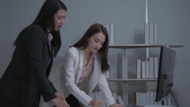 Business Concept Resolution Asian Women Brainstorming Work Office — Stock Video