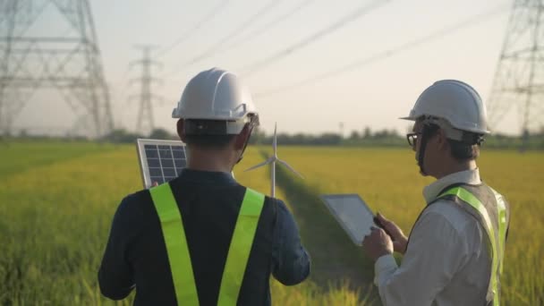 Koncepce Rozlišení Asijští Muži Zaměstnanci Konzultují Využití Zařízení Přírodní Energii — Stock video