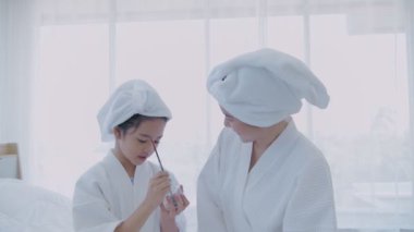 Spa konsepti 4k Çözünürlük. Kızı yatak odasındaki annesine yüz maskesi takıyormuş..