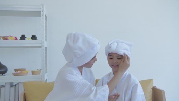 Spa的4K解析度概念 亚洲的母亲和女儿正在互相涂上乳液 — 图库视频影像