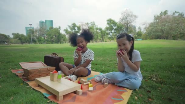 Vakantie Concept Van Resolutie Meisje Dat Appels Eet Tuin — Stockvideo