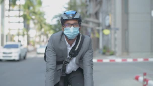 4K解像度のエネルギー効率の良い旅行車両のコンセプト 市内で自転車に乗っている男 — ストック動画