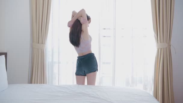 Concetto Vacanza Risoluzione Ragazze Asiatiche Guardando Vista Dalla Finestra Mattino — Video Stock