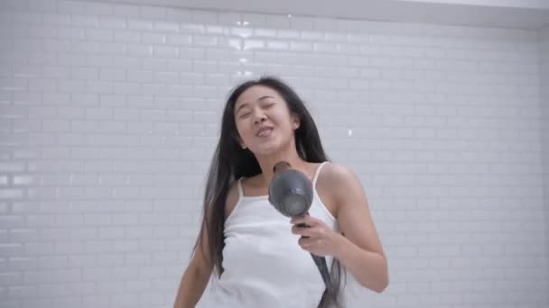 Beauty Concept Resolution Asian Girls Singing While Using Hair Dryer — Stock Video