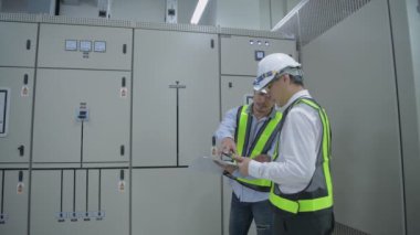 4k Kararlılığın iş konsepti. Yönetici, elektrik ekipmanlarını teftiş etmek için yürüyor..