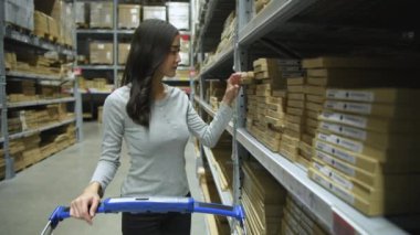 Alışveriş konsepti 4k Çözünürlük. Asyalı kızlar depolardan ürün seçiyorlar.