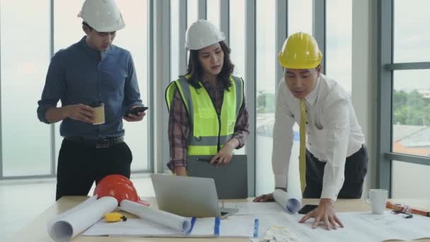 Conceito Negócio Resolução Supervisor Está Andando Para Inspecionar Equipamento Elétrico — Vídeo de Stock