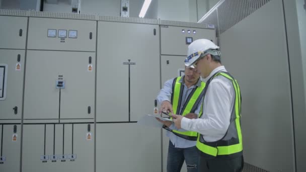 Kararlılığın Konsepti Yönetici Elektrik Ekipmanlarını Teftiş Etmek Için Yürüyor — Stok video