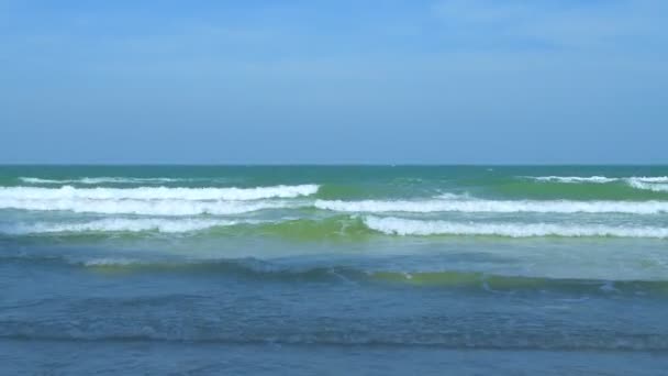 Άποψη Της Φύσης Του Ψηφίσματος Κύματα Χτυπούν Την Παραλία — Αρχείο Βίντεο