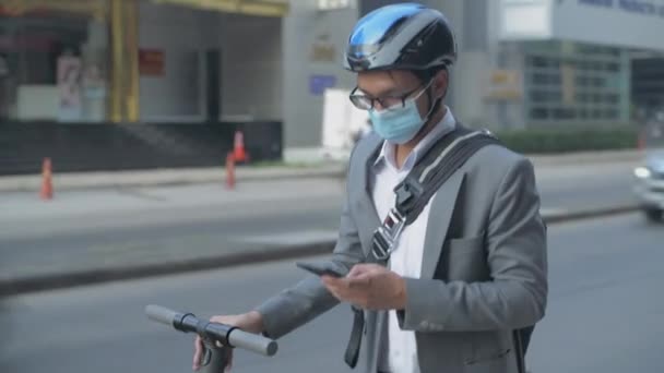 Energieffektivt Resefordonskoncept Med Upplösning Asiatisk Man Knuffar Cykel Vägen — Stockvideo