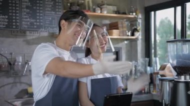 Kafe konsepti 4k Kararlılık. Dükkan sahibi servisi kullanmaya gelen müşterilere veda ediyor..