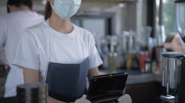 Kafe konsepti 4k Kararlılık. Asyalı kadın çalışanlar mağazadaki müşterilerden emir alıyorlar..