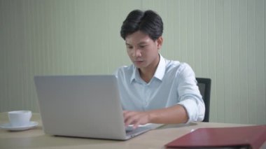 4k Kararlılığın iş konsepti. Asyalı adamlar ofiste çalışmaya başladı..