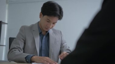 4k Kararlılığın iş konsepti. Müşteri ofisteki çalışanlara bir ödeme teklifi sunuyor..