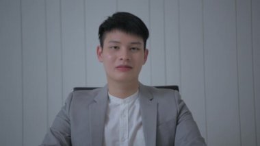 4k Kararlılığın iş konsepti. Genç Asyalı işadamı ofiste röportaj veriyor..