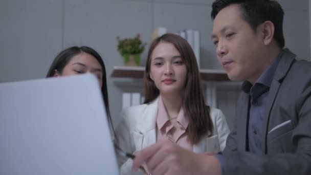 Conceito Negócio Resolução Asiático Empregados Discutir Uma Sala Reuniões — Vídeo de Stock