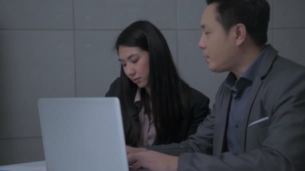 Concept Entreprise Résolution Asiatique Travaille Avec Secrétaire Dans Bureau — Video