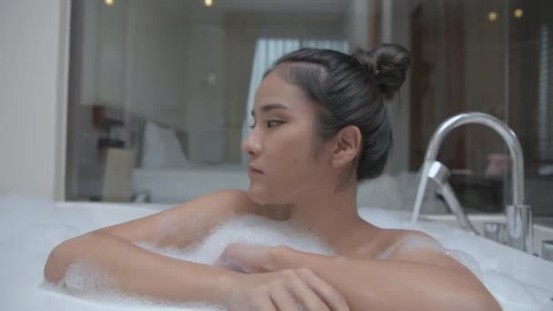 Концепция Здоровья Resolution Азиатские Девушки Наслаждаются Удобной Ванной — стоковое видео