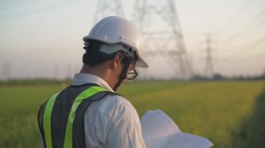 Mühendislik konsepti 4k Çözünürlük. Çalışanlar inşaat alanındaki işlerini planlıyorlar..