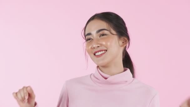 4K解像度の美しさの概念 若いアジア人女性ダンスとともに楽しいですピンクの背景 — ストック動画