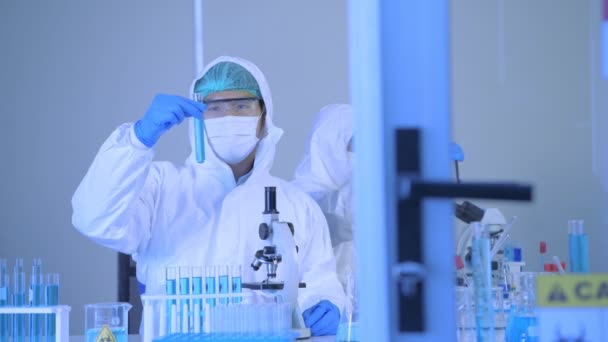 Дослідницька Концепція Роздільної Здатності Вчені Носять Захисний Одяг Роботи Лабораторії — стокове відео