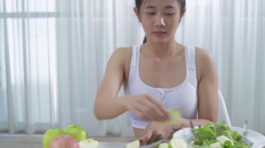 Sağlık konsepti 4k Çözünürlük. Asyalı genç kadınlar mutfaklarında salata yapıyor..
