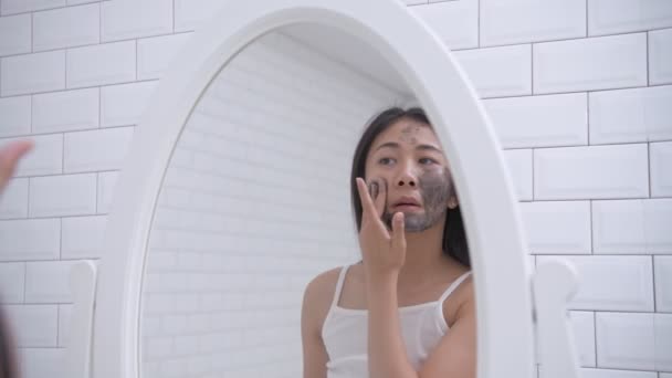 4K分辨率的美感概念 一个年轻的亚洲女人正在往脸上抹泥巴 — 图库视频影像
