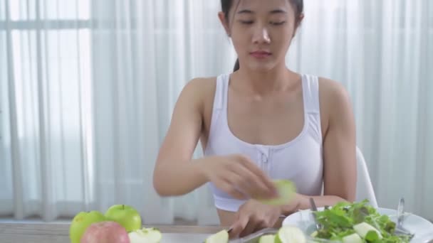 Hälsobegreppet Upplösning Asiatiska Unga Kvinnor Gör Gärna Sallader Köket — Stockvideo