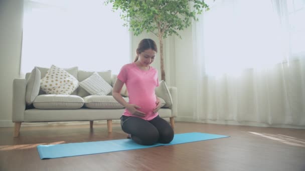 孕妇4K解析度的概念 年轻妇女在家里锻炼以保持健康 — 图库视频影像