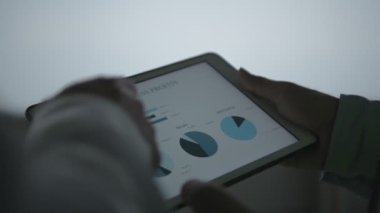4k Kararlılığın iş konsepti. Çalışan tablet bilgisayardaki operasyon planına bakıyor..