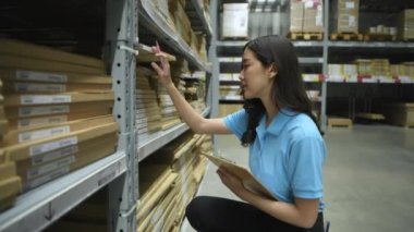 4k Kararlılığın iş konsepti. Kız depodaki mal dengesini kontrol ediyor..