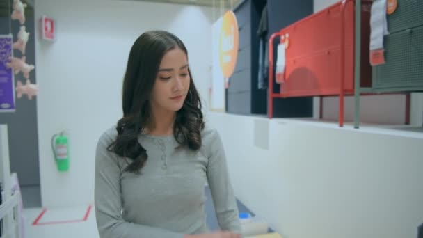 4K解像度的购物概念 亚洲女人选择商场里的商品 — 图库视频影像