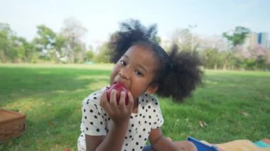 Tatil konsepti 4k Çözünürlük. Bahçede elma yiyen kız.