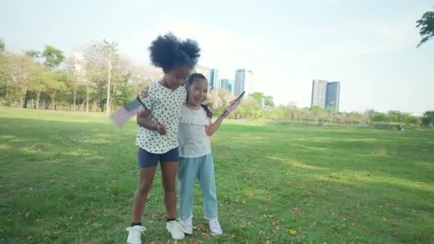 Conceito Férias Resolução Meninas Estão Acenando Bandeiras Americanas Jardim — Vídeo de Stock