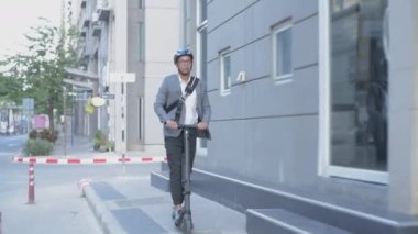 Enerji tasarruflu seyahat aracı konsepti 4k Çözünürlük. Şehirde scooter süren bir iş adamı..
