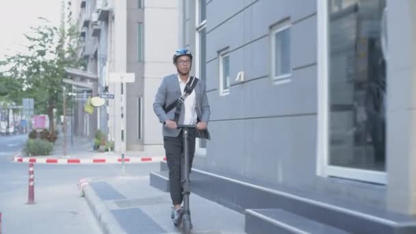 Energiezuinig Reisvoertuigconcept Van Resolution Een Zakenman Een Scooter Stad — Stockvideo