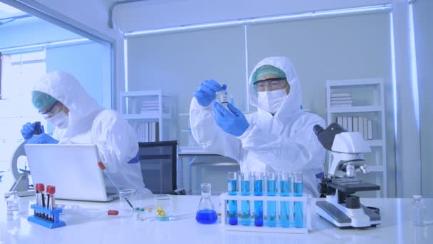 Концепция Исследования Разрешения Ученые Собирают Образцы Крови Лабораторного Тестирования — стоковое видео