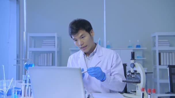 Дослідницька Концепція Роздільної Здатності Вчені Повідомляють Про Вакцини Через Комп — стокове відео